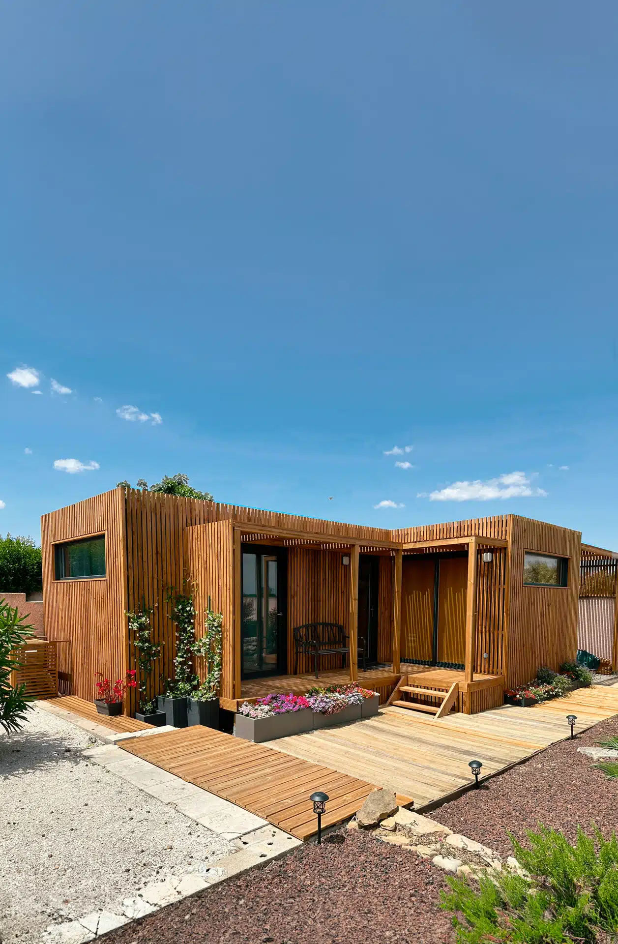 Studio de jardin habitable Greenkub GK30 de 30 m², installé dans un jardin