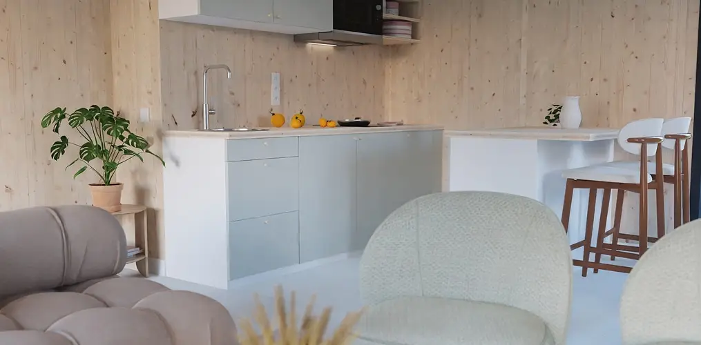 Intérieur d'une extension de maison en bois aménagée en pièce de vie
