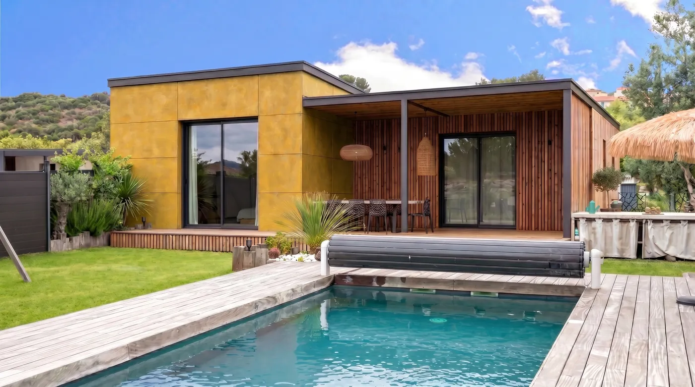 Couleur de façade jaune sur la maison Greenkub MI60L, claire-voie bois naturel