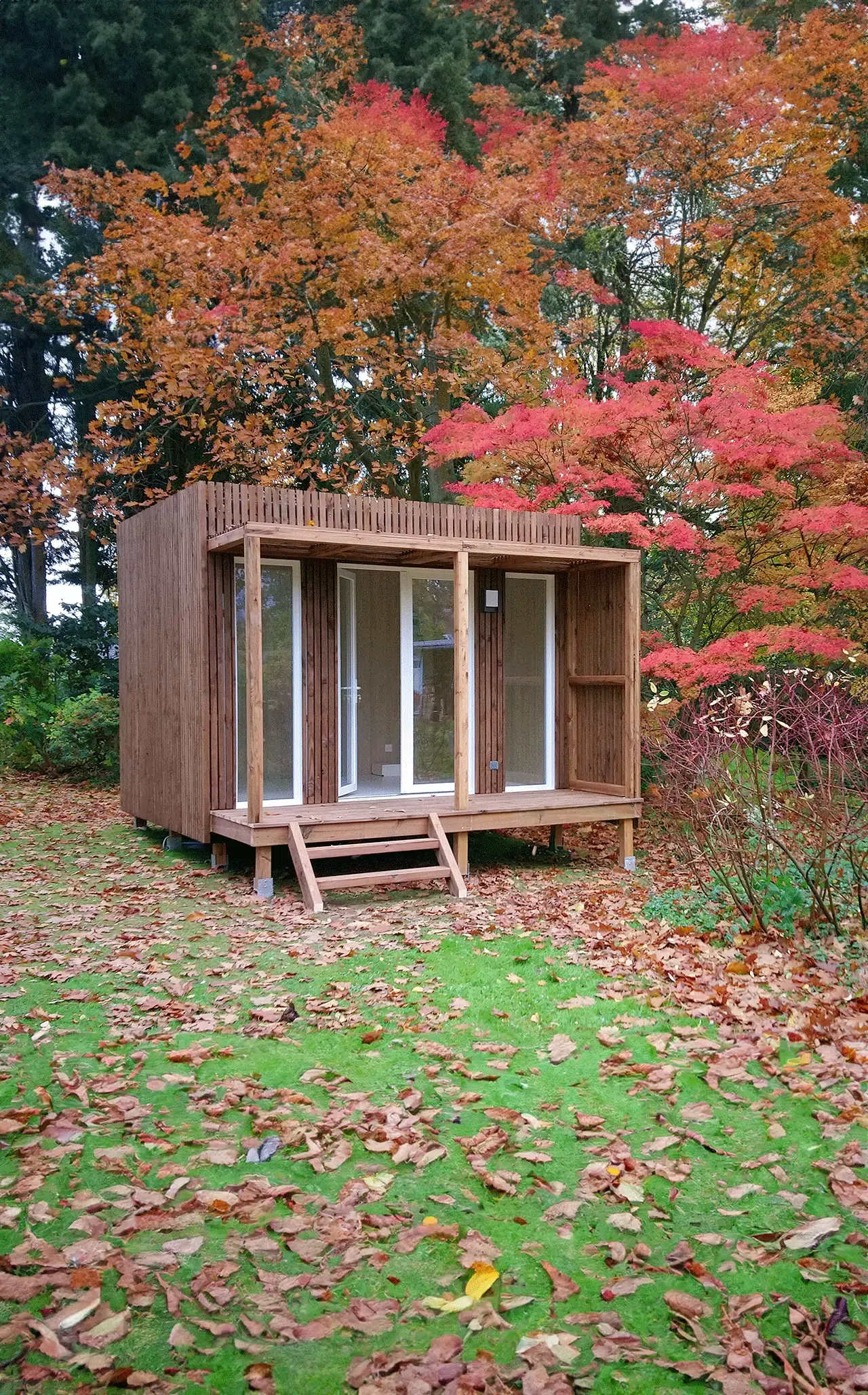 Bureau de jardin Greenkub GK11 de 11 m² en ossature bois, installé dans un jardin