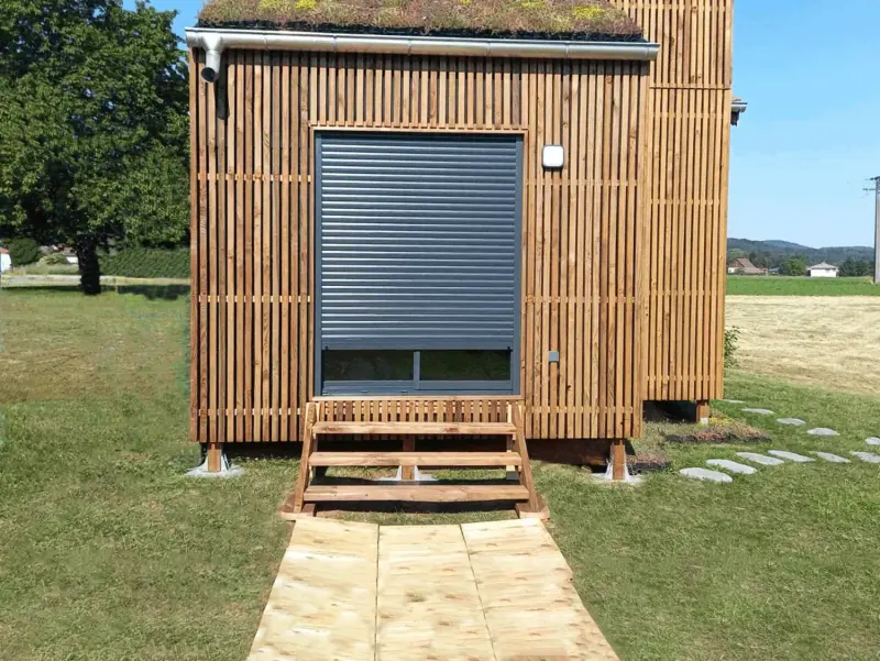 Studio de jardin en bois avec une toiture végétalisée