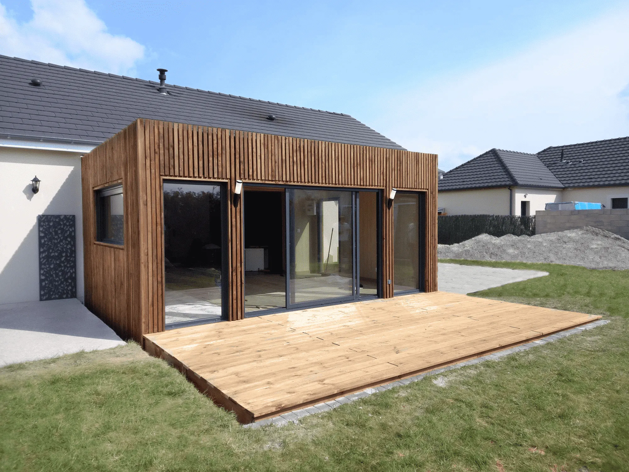 Extension de maison avec une terrasse en bois