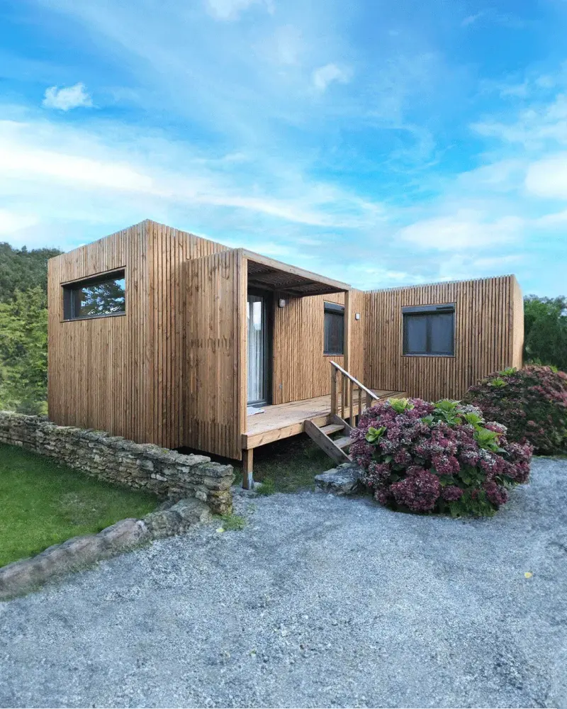 Maison en bois dans un jardin
