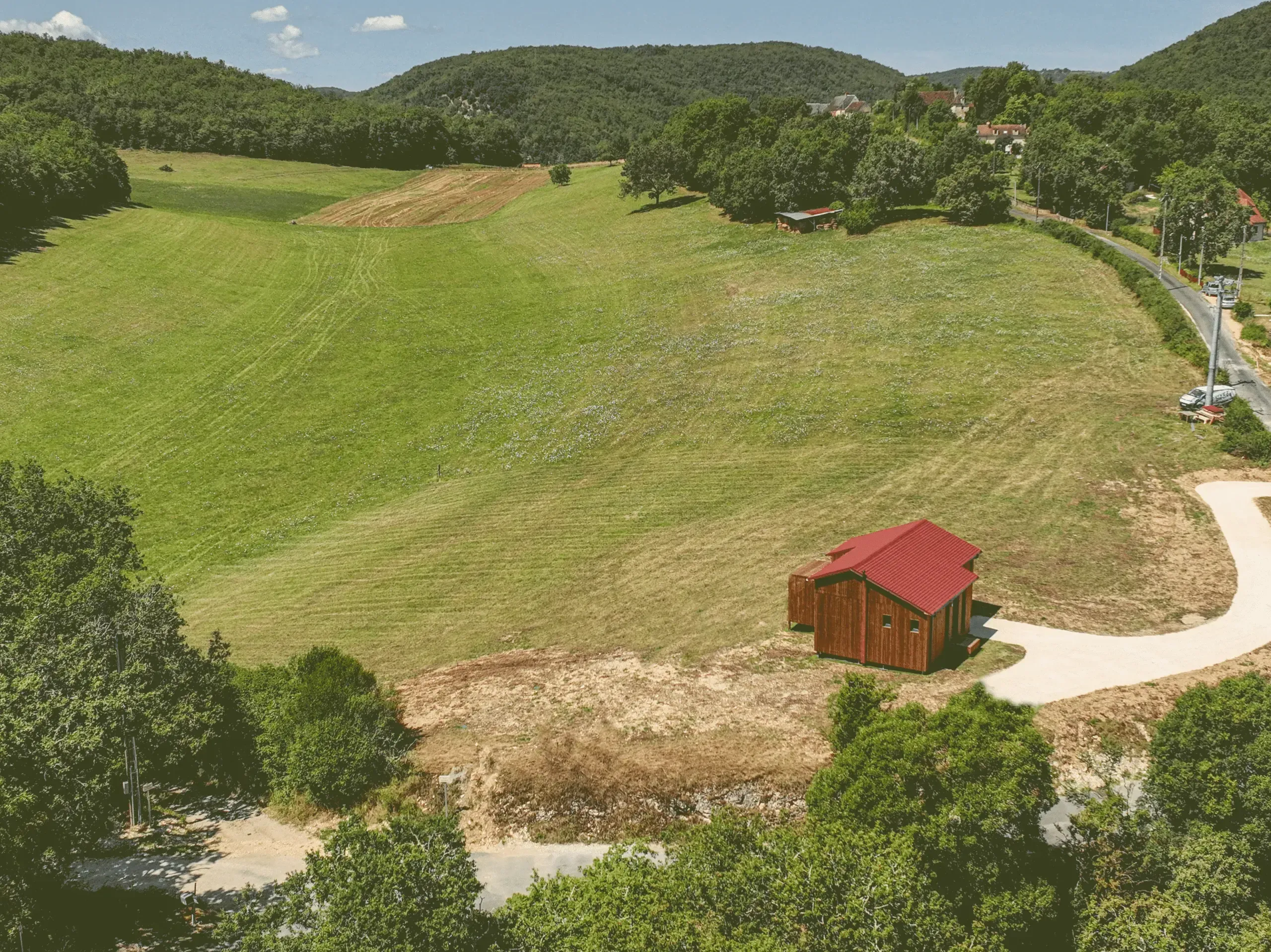 Maison en bois dans une grande plaine