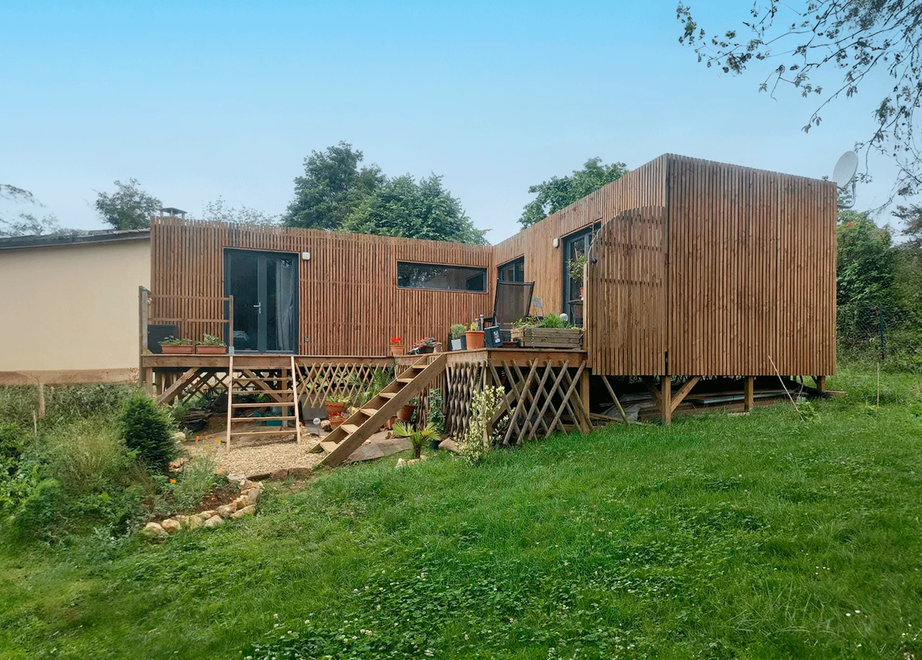 Maison écologique en bois dans un jardin