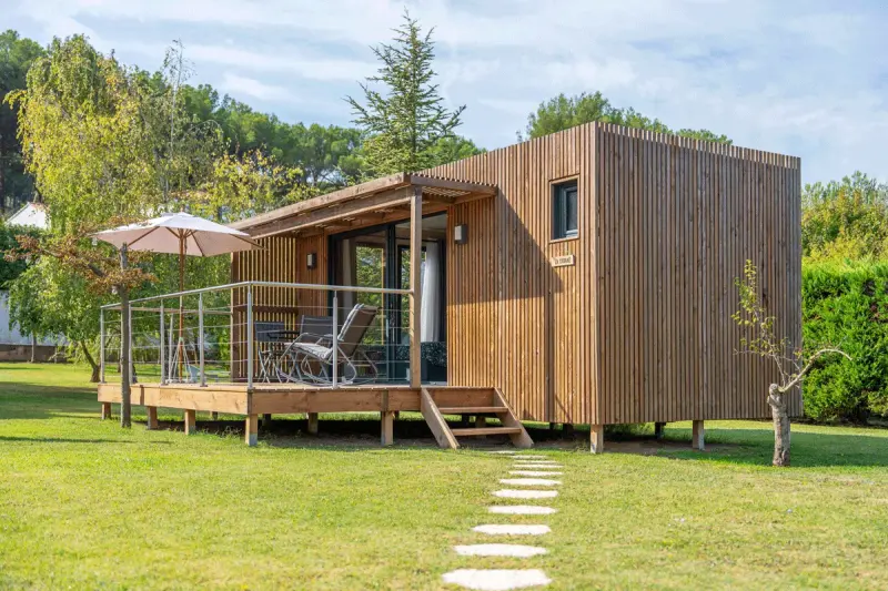 Une maison en bois avec une grande terrasse