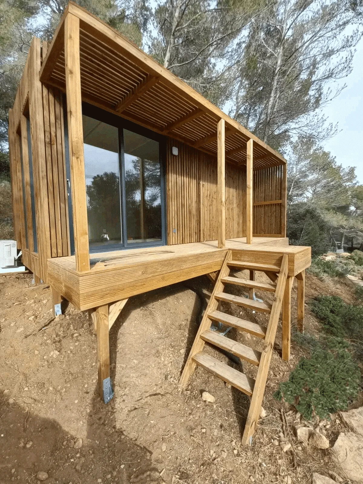 Studio en surélévation avec des pilotis