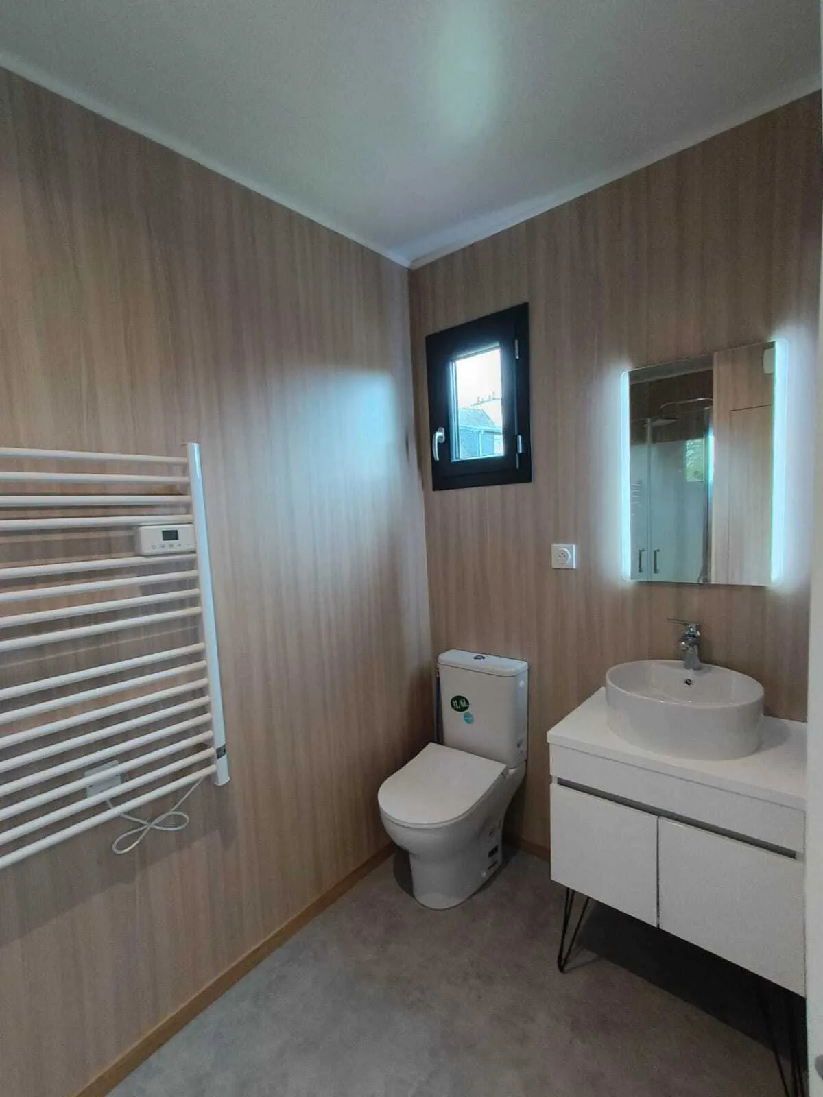 Vue intérieure de la salle de bain du studio de jardin de 20 m2