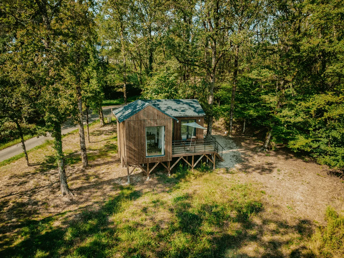 Maison en bois dans la campagne