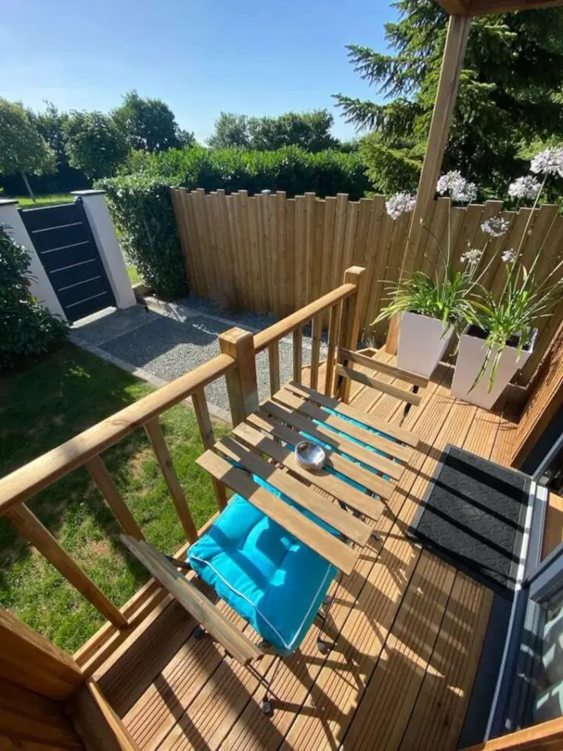 Entrée d’un studio en bois avec une petite terrasse