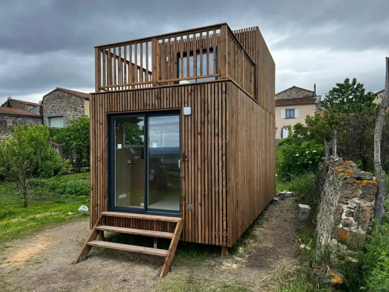 Un studio en bois avec une terrasse tropézienne