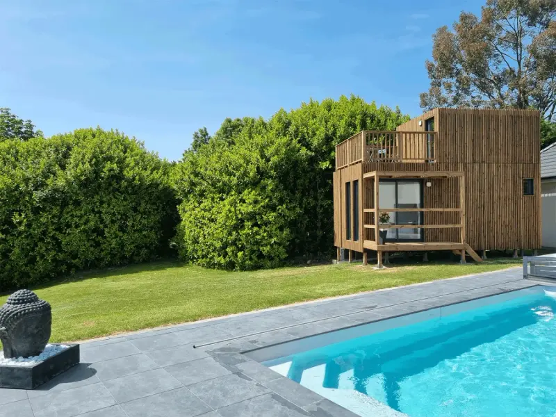 Studio de jardin au bord d’une piscine
