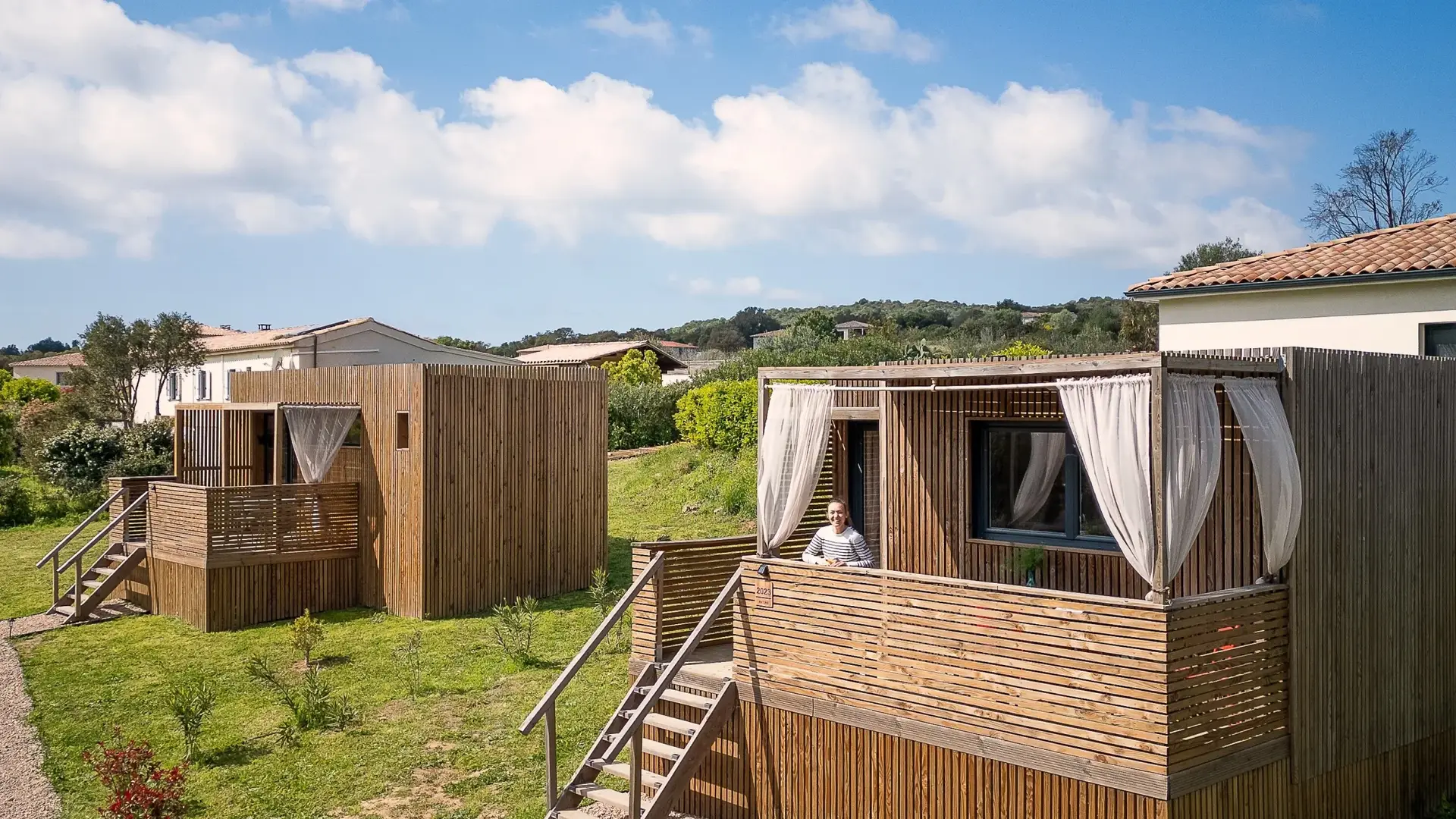 Deux studios de jardin Greenkub GK20 en ossature bois installés côte à côte, chacun avec sa terrasse et son entrée indépendante