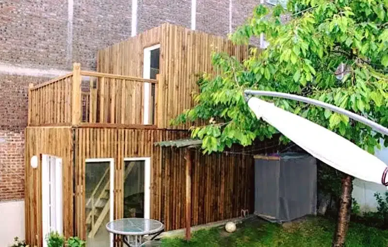 Studio de jardin Greenkub GK25T de 25 m² installé dans un jardin
