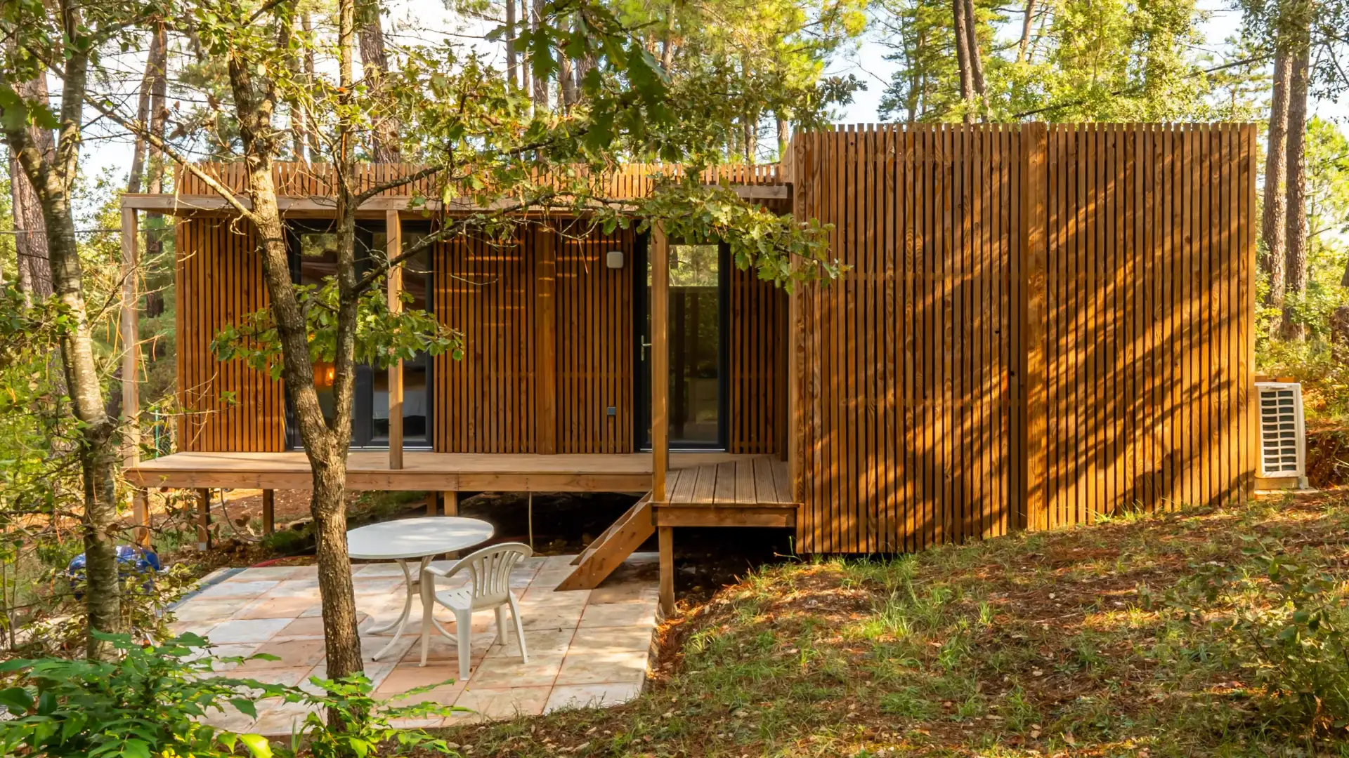 Studio de jardin Greenkub GK30 de 30 m² installé dans un jardin