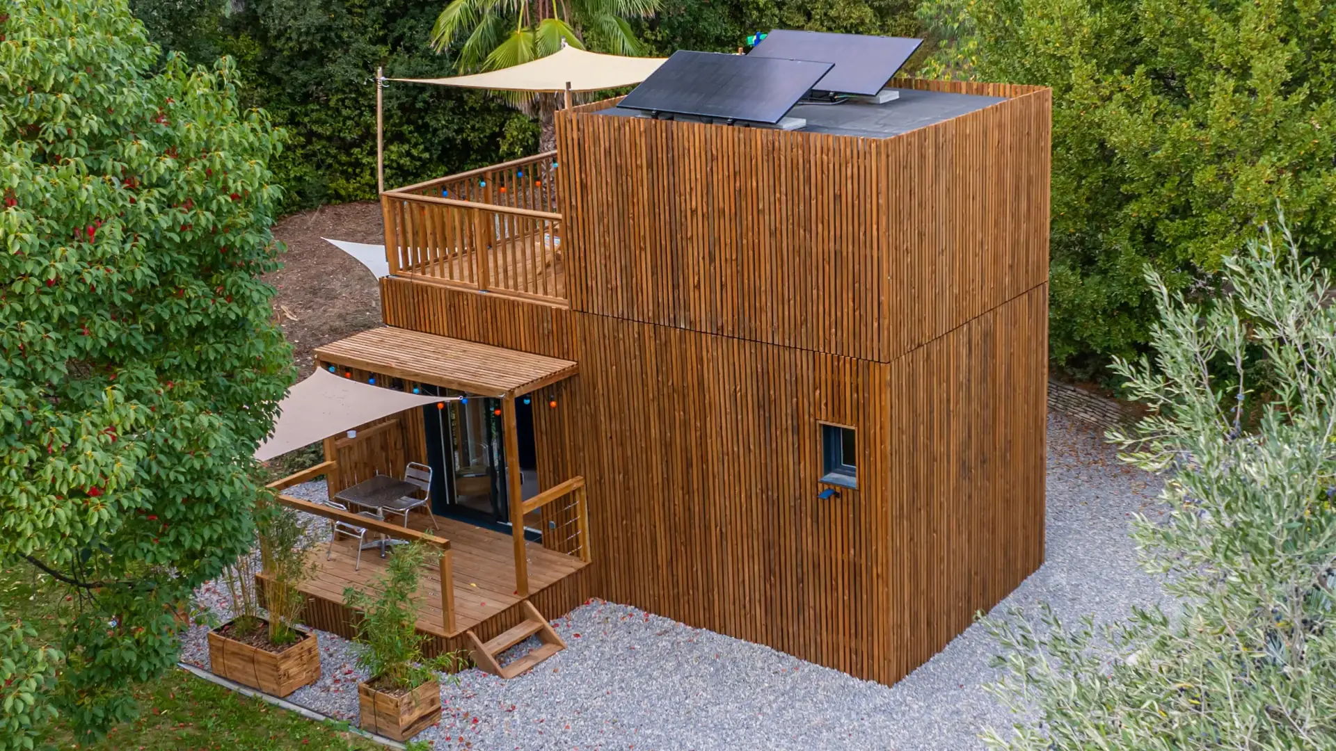Studio de jardin Greenkub GK30T tropézien en ossature bois vu du ciel : terrasse d'étage et panneaux solaires en toiture