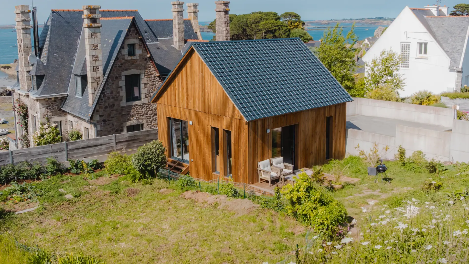 Studio de jardin Greenkub GK40 de 40 m² installé dans un jardin