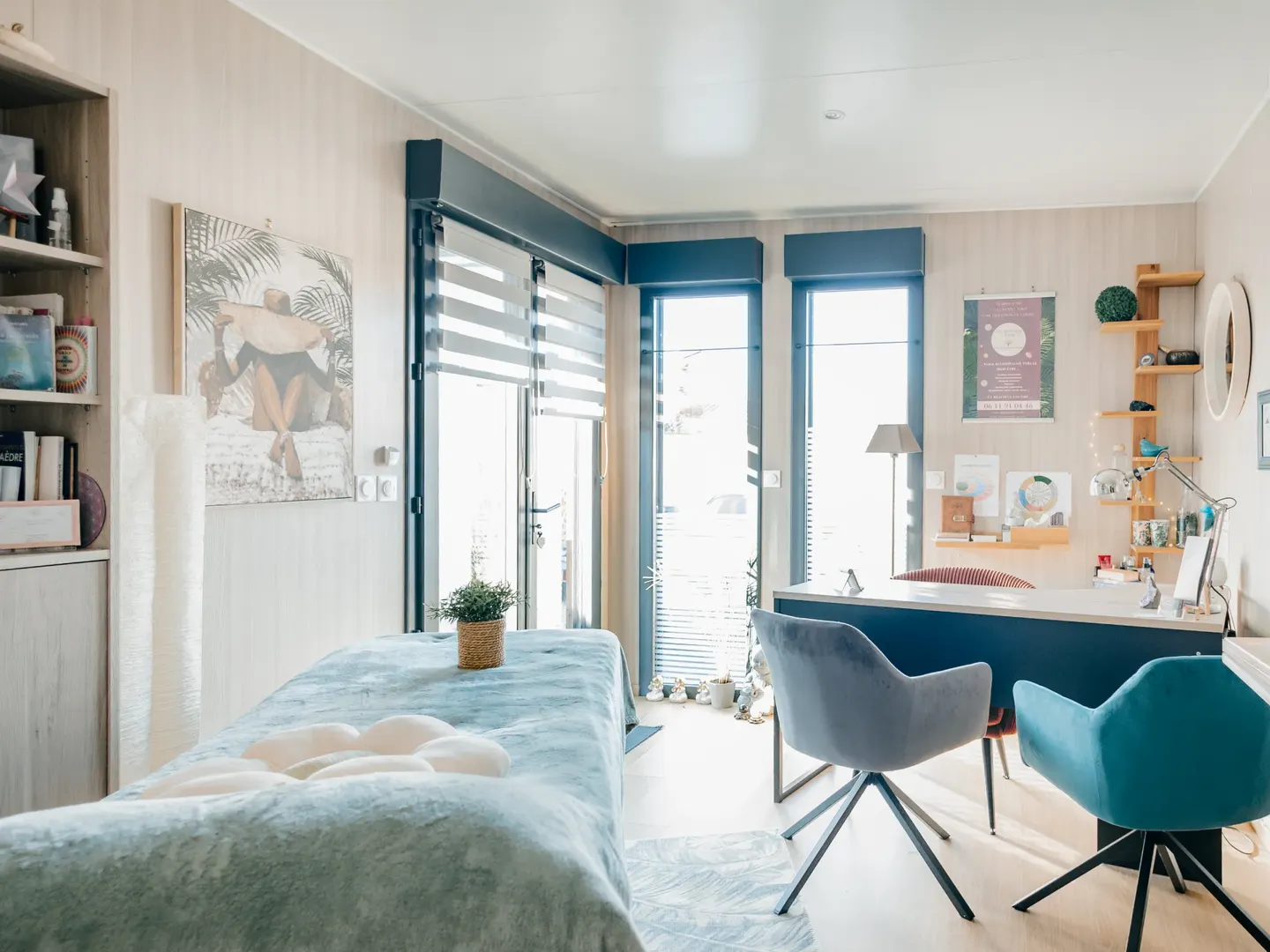 Studio de jardin Greenkub aménagé en cabinet de praticien : table de soin, bureau et espace d'accueil séparés de la maison