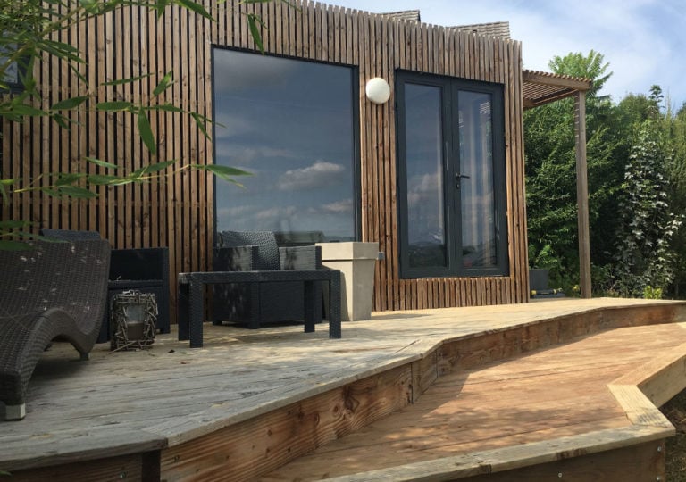 Dépendance de la maison dans le jardin