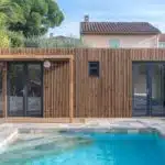 Extérieur d'un pool house en bois