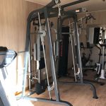 Salle de sport aménagée dans un studio
