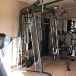 Salle de sport aménagée dans un studio