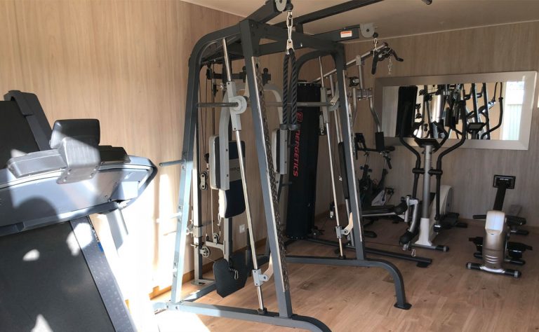 Salle de sport aménagée dans un studio