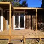 Studio sur mesure avec une extension de terrasse et des menuiseries blanches