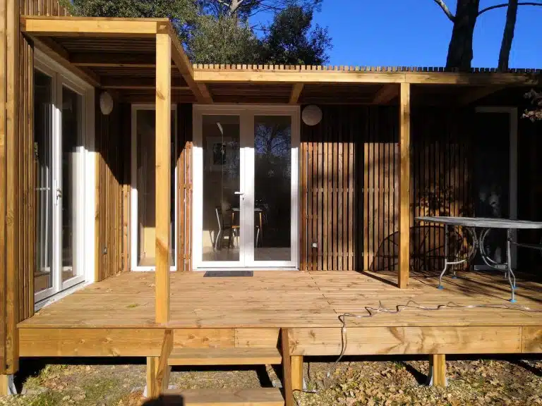 Studio sur mesure avec une extension de terrasse et des menuiseries blanches