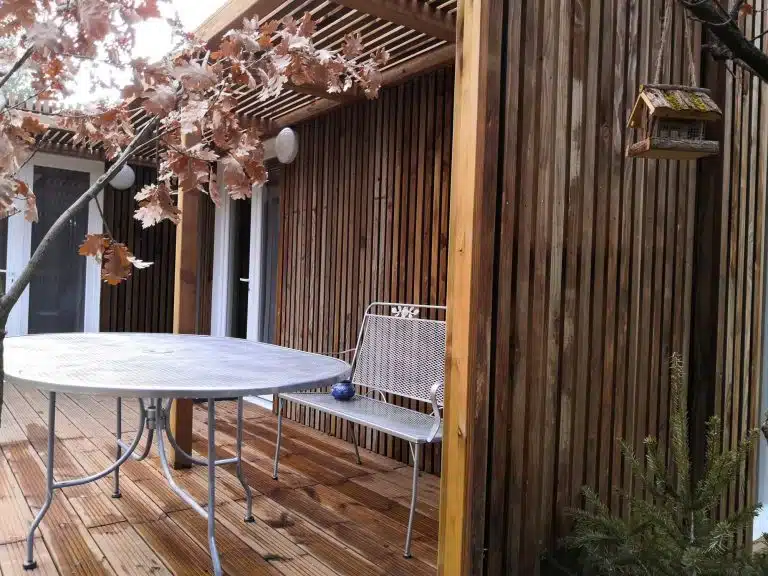 Extérieur d'un studio de jardin avec une terrasse