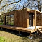 Habitation en bois avec une extension de terrasse