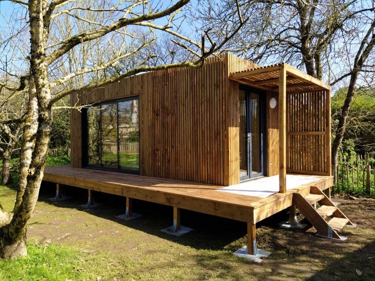 Habitation en bois avec une extension de terrasse