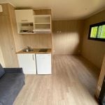 Intérieur vide avec une cuisine dans un lodge Greenkub