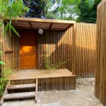 Studio de jardin en bois entouré de bambou