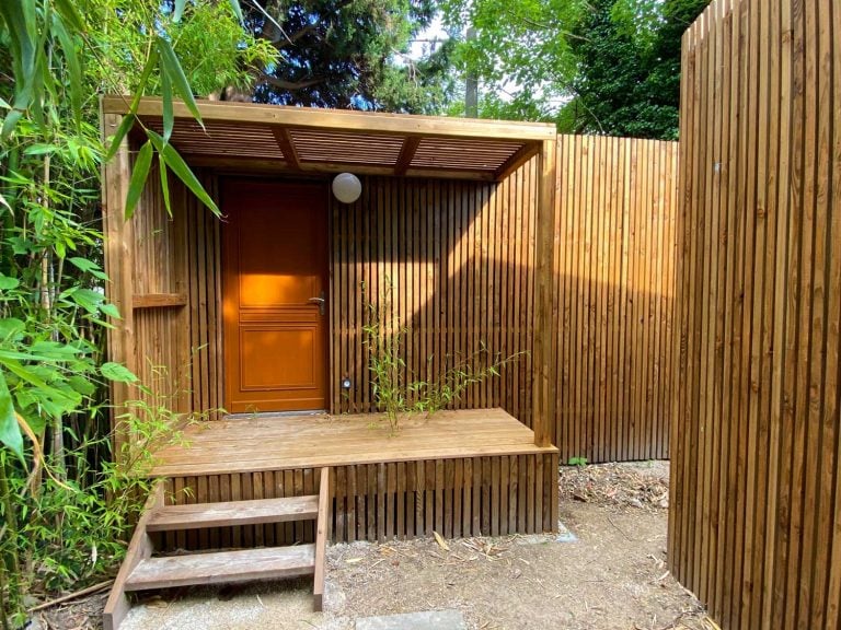 Studio de jardin en bois entouré de bambou