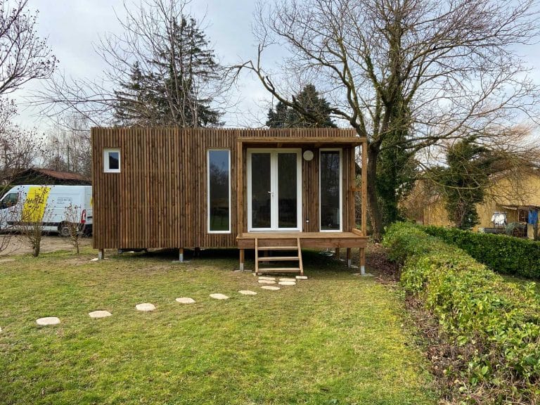 Studio de jardin en bois avec des menuiseries blanches