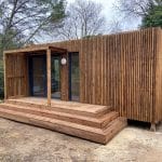 Un studio de jardin en bois servant de chambre d'amis