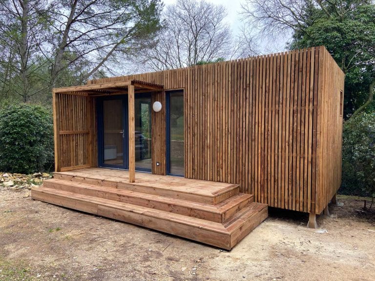 Un studio de jardin en bois servant de chambre d'amis