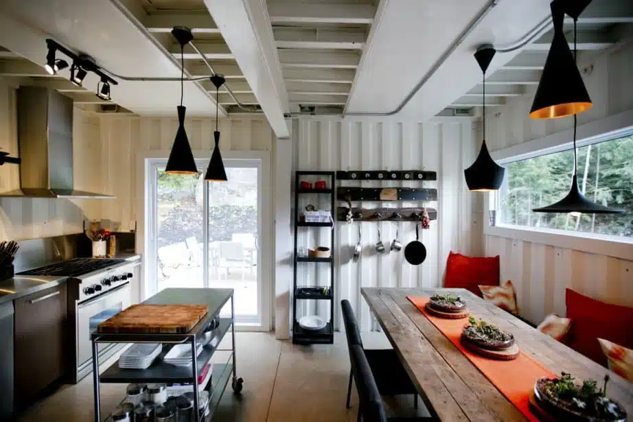 Aménagement d'une cuisine dans une maison container