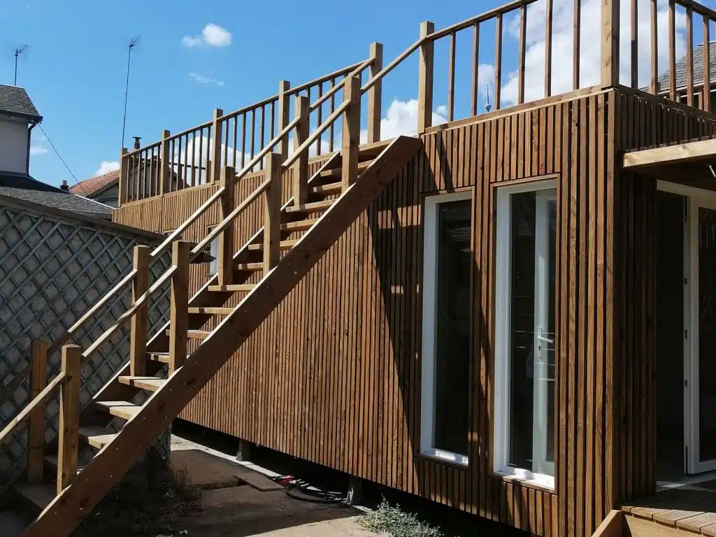 Studio de jardin avec une terrasse et un escalier