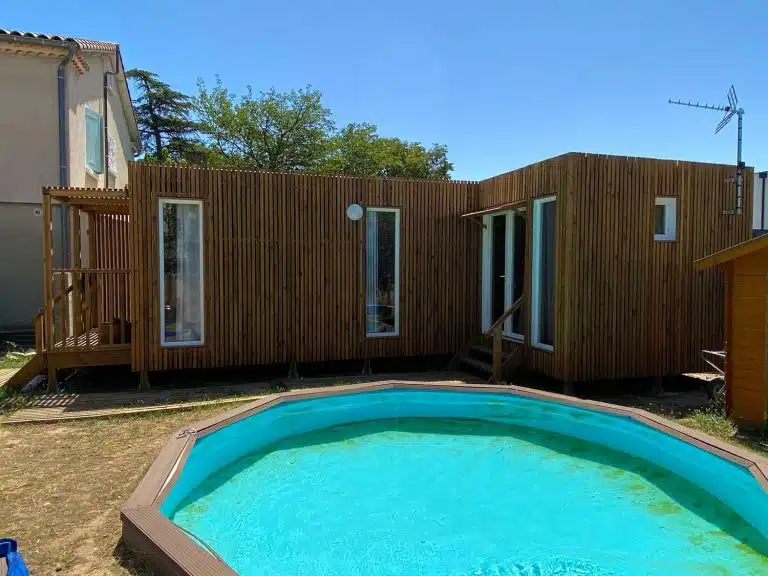 Studio de 30m2 de plain-pied au bord d'une piscine