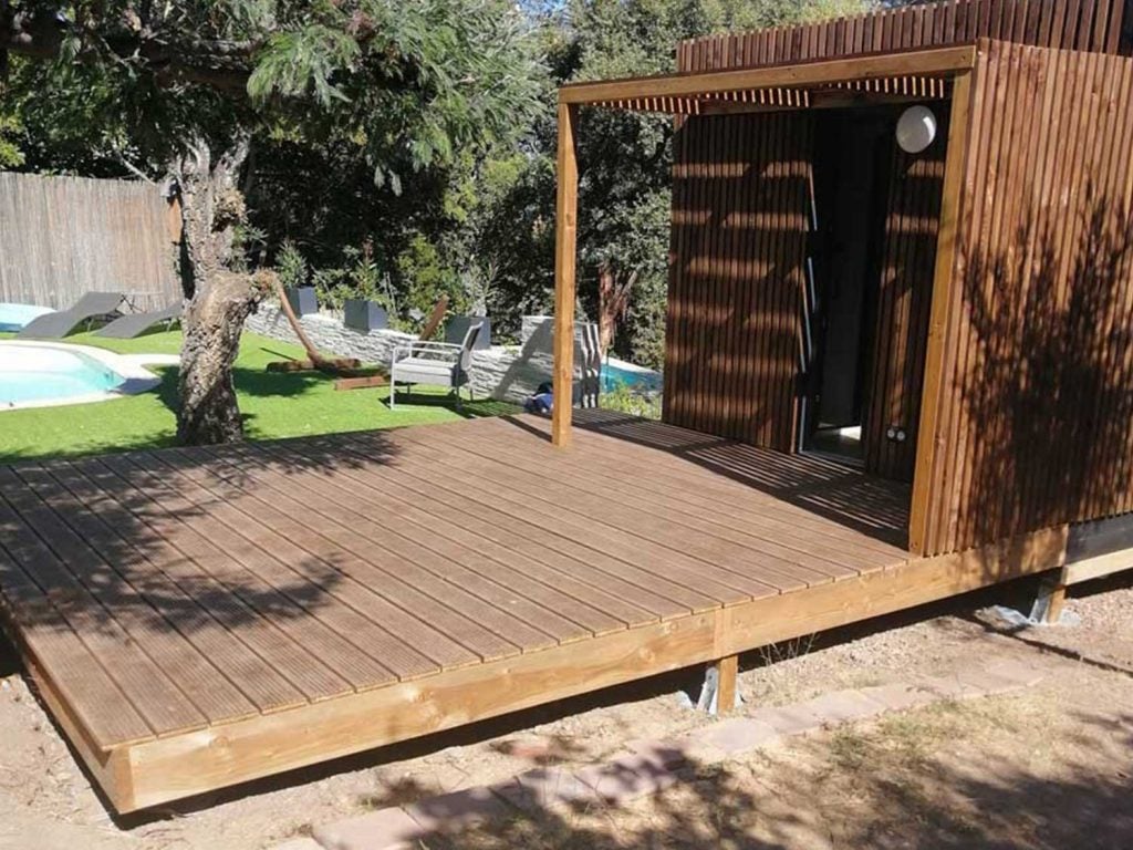 Studio en bois avec une très grande terrasse