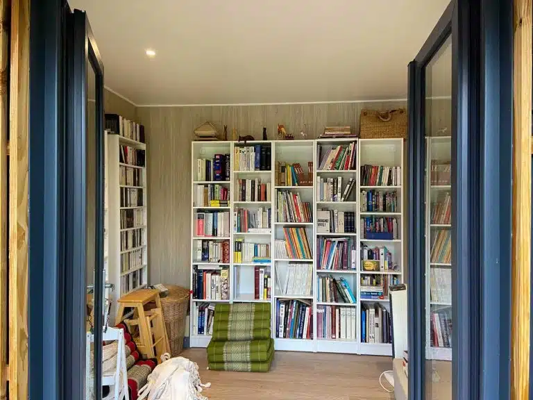 Studio de jardin comme atelier de lecture