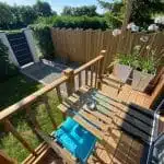 Entrée d'un studio en bois avec une petite terrasse