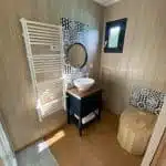 Salle de bain avec des toilettes sèches
