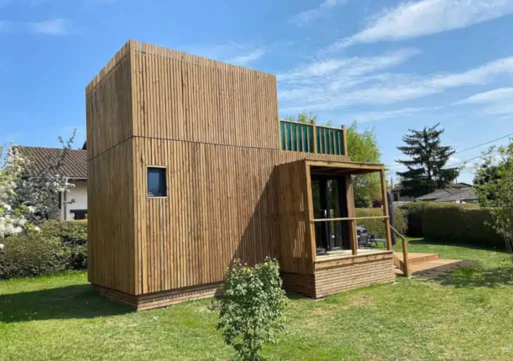 Une dépendance de maison en bois dans un jardin