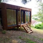 Bureau de jardin sur un terrain en pente