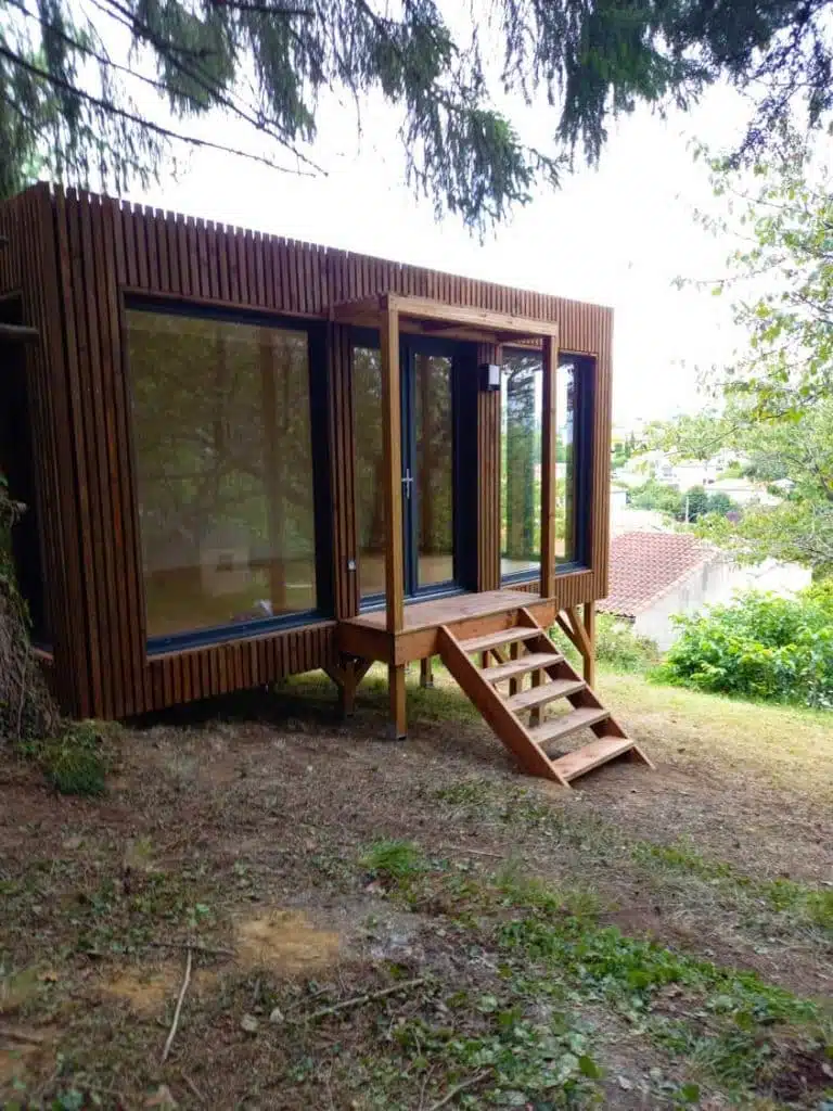 Bureau de jardin sur un terrain en pente