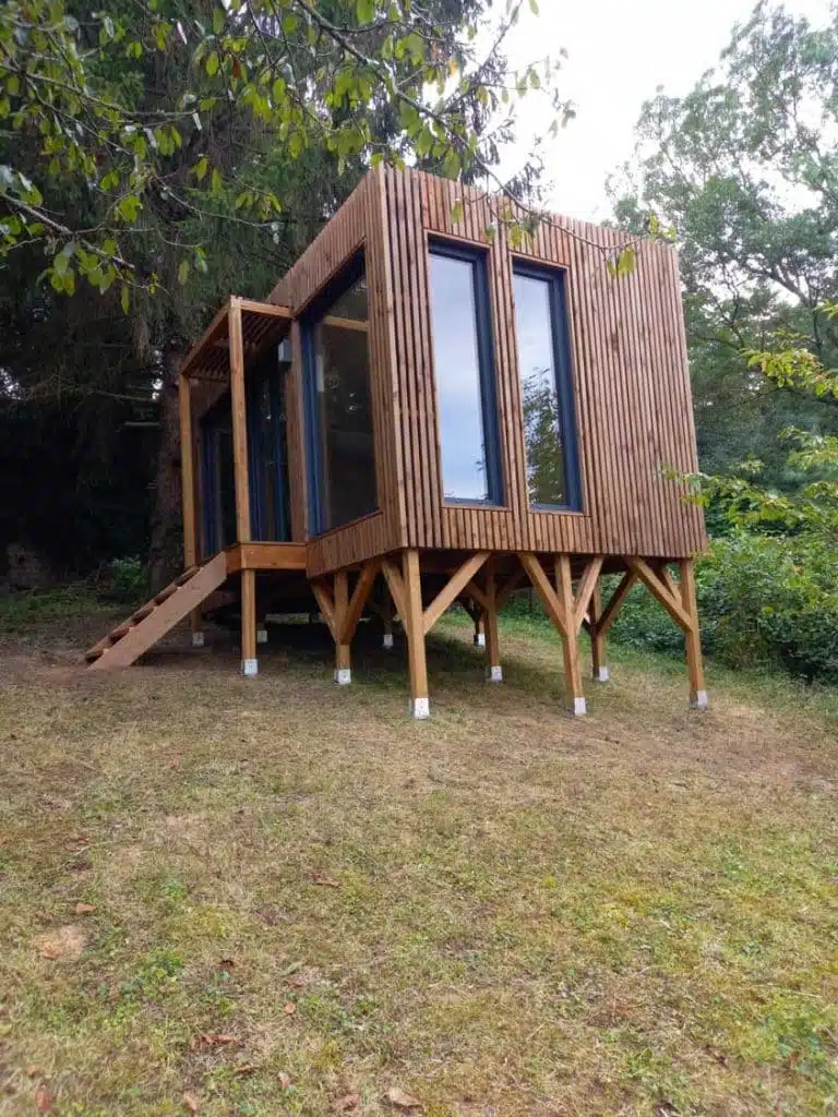 Bureau de jardin en surélévation sur pilotis