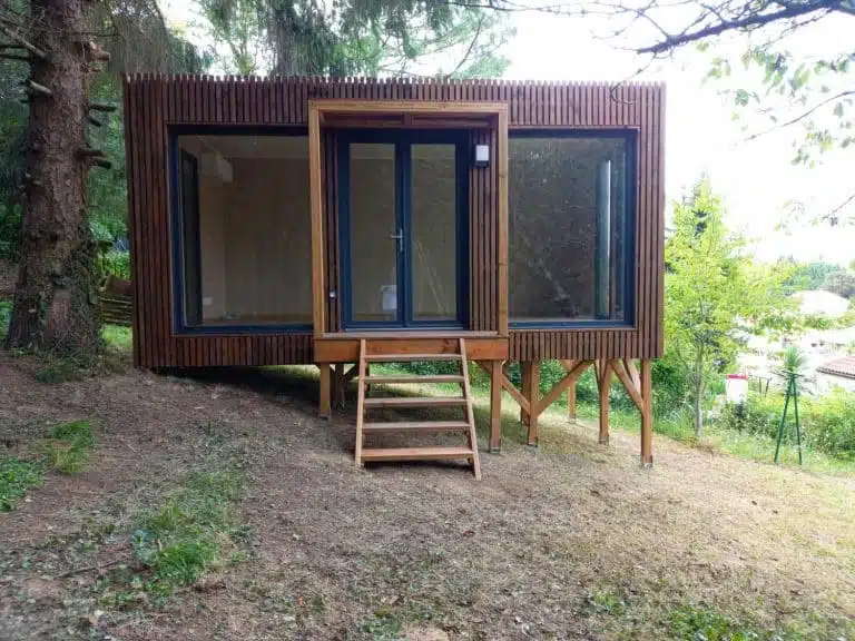 Bureau de jardin sur pilotis